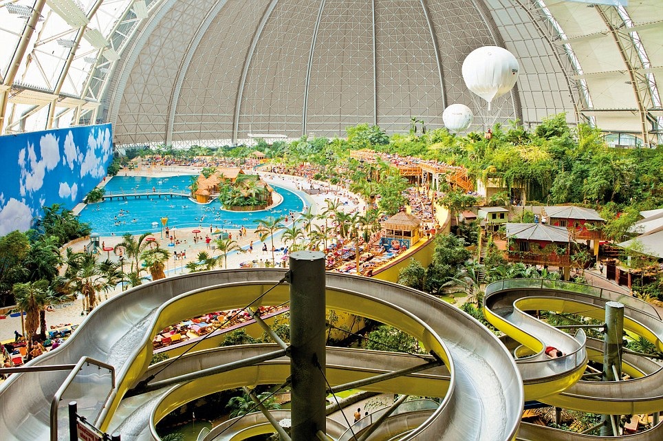 Chiêm ngưỡng bãi biển trong nhà lớn nhất thế giới - 11 Khu nghỉ dưỡng Tropical Islands nhìn từ bên ngoài
