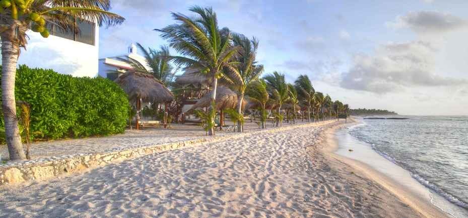 Chiêm ngưỡng khu nghỉ dưỡng xa xỉ dành cho khách “thoát y” - 2 Hidden Beach cũng được bao quanh bởi một dòng sông rất đẹp với dòng chảy êm đềm.