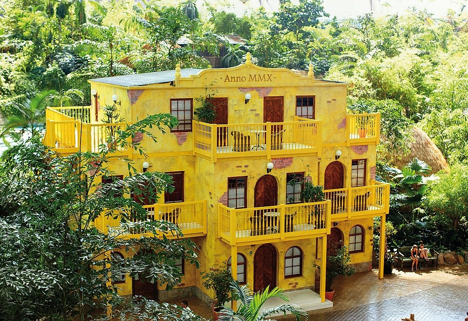 Chiêm ngưỡng bãi biển trong nhà lớn nhất thế giới - 6 Du khách có thể nghỉ qua đêm tại căn phòng gỗ ấm áp và sang trọng