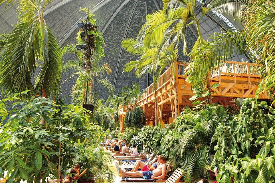Chiêm ngưỡng bãi biển trong nhà lớn nhất thế giới - 7 Du khách có thể nghỉ qua đêm tại căn phòng gỗ ấm áp và sang trọng