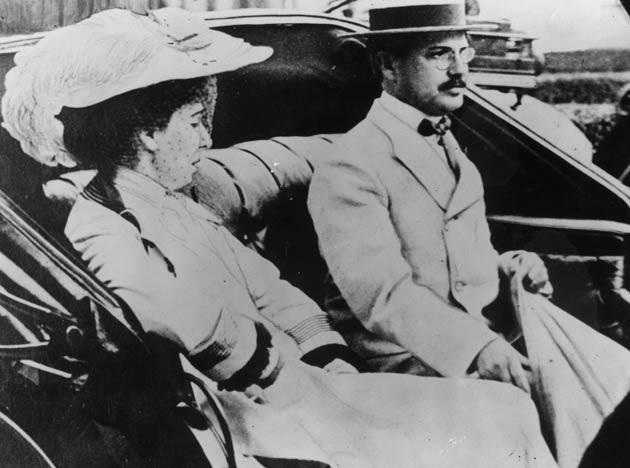 Tàu Olympic (trái) và Titanic (phải) tại Belfast tháng 3/1912