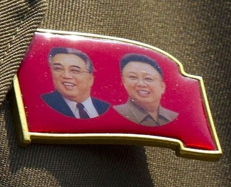 Chiếc huy hiệu in hình hai cố chủ tịch Kim Il Sung và Kim Jong Il