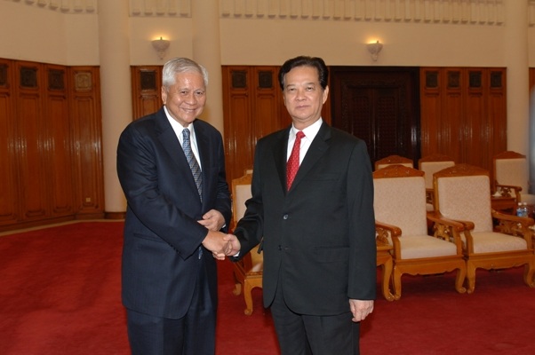Các nước ASEAN phải ngăn chặn Trung Quốc - 1 Thủ tướng Nguyễn Tấn Dũng và Ngoại trưởng Philippines Albert F. del Rosario tại cuộc gặp chiều 2/7