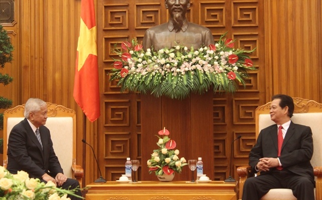 Thủ tướng Nguyễn Tấn Dũng và Ngoại trưởng Philippines Albert F. del Rosario tại cuộc gặp chiều 2/7