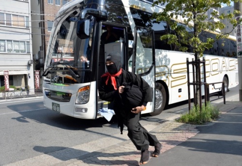 Một Ninja đang chạy gần xe buýt