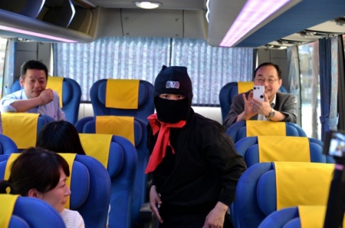 Du khách cũng có thể xem Ninja và Samurai thi đấu ngay trên xe buýt