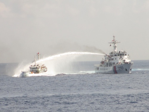 Chiếc tàu to lớn của Trung Quốc đang phun vòi rồng vào tàu Việt Nam