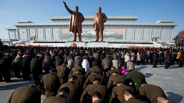 Chiếc huy hiệu in hình hai cố chủ tịch Kim Il Sung và Kim Jong Il