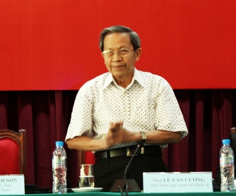 Thiếu tướng Lê Văn Cương tại cuộc họp chia sẻ thông tin về Biển Đông sáng nay (13/5)