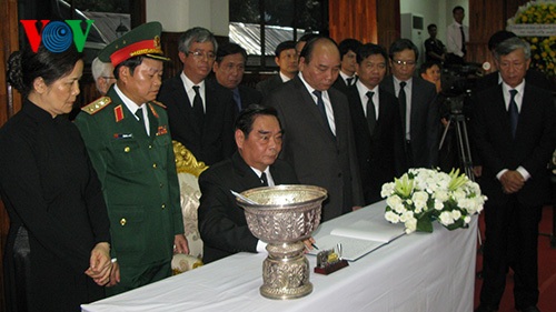 Đồng chí Lê Hồng Anh viết sổ tang