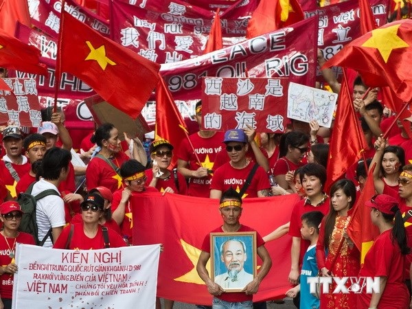 Người Việt tại Hong Kong biểu tình, viết huyết thư phản đối Trung Quốc - 1 Nhiều người Việt Nam tại Hong Kon xuống đường phản đối Trung Quốc ngày 1/6/2014. (Ảnh: AFP/TTXVN)