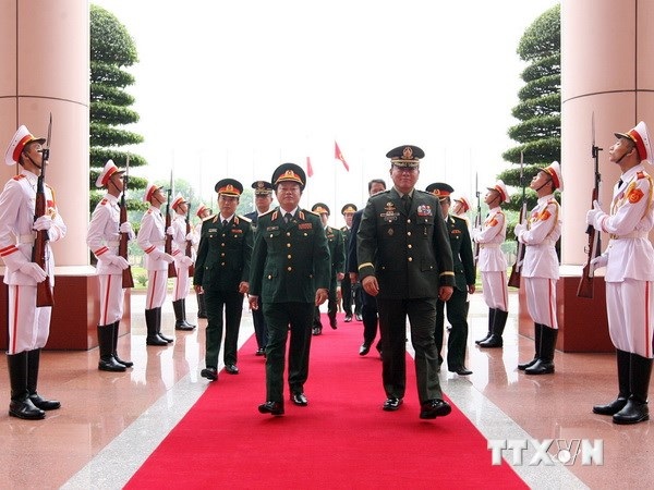 Tham mưu trưởng lực lượng vũ trang Philippines thăm Việt Nam - 1 Thượng tướng Đỗ Bá Tỵ đón Đại tướng Emmanuel Bautista. (Ảnh: Trọng Đức/TTXVN)