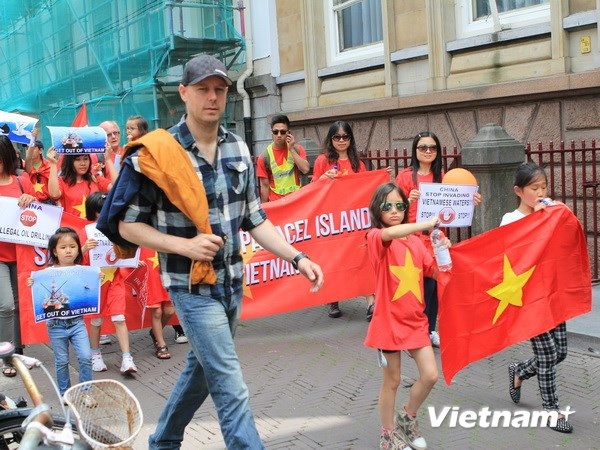 Cộng đồng người Việt tại Hà Lan tuần hành phản đối Trung Quốc - 1 Cộng đồng người Việt tại Hà Lan tuần hành phản đối Trung Quốc