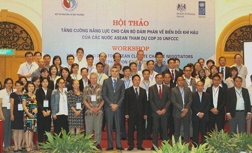 Các đàm phán viên chụp ảnh lưu niệm tại hội thảo