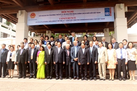 Thủ tướng cùng các đại biểu tham dự hội nghị chụp ảnh lưu niệm