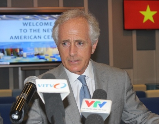 Thảo luận bán vũ khí sát thương cho VN đang “ấm dần lên” tại Mỹ - 1 Thượng nghị sĩ Bob Corker tại buổi gặp gỡ báo giới ngày 5/8 (Ảnh Nam Hằng)