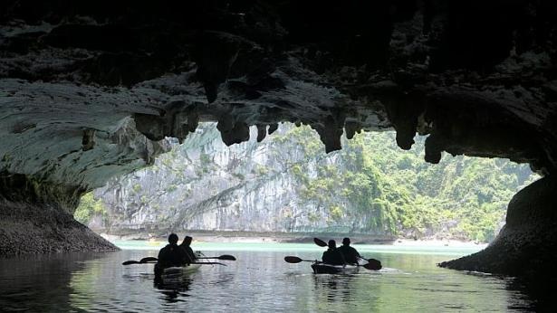 Lee cùng bạn của cô thăm Vịnh Lan Hạ