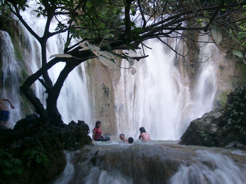 Du khách tắm dưới chân Thác Voi (Ảnh Toptravel)