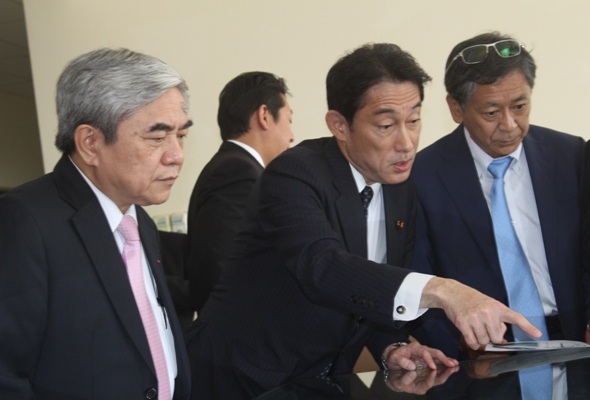 Ngoại trưởng Nhật Bản Fumio Kishima (giữa) đang xem bản quy hoạch Khu Công nghệ cao Hòa Lạc