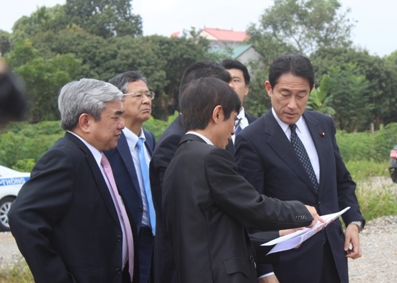 Ngoại trưởng Nhật Bản Fumio KishimaĠthăm địa điểm dự kiến xây dựng Trường Đại học Việt Nhật