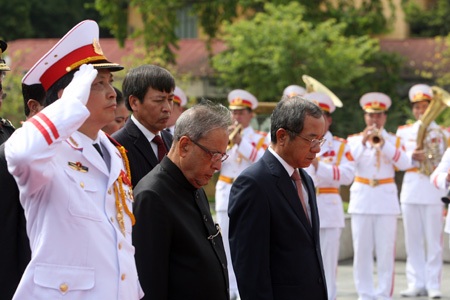 Tổng thống Ấn Độ đến Việt Nam, thúc đẩy quan hệ đối tác chiến lược - 2 Tổng thống Pranab Mukherjee đặt vòng hoa tại Đài tưởng niệm các Anh
hùng Liệt sĩ Hà Nội