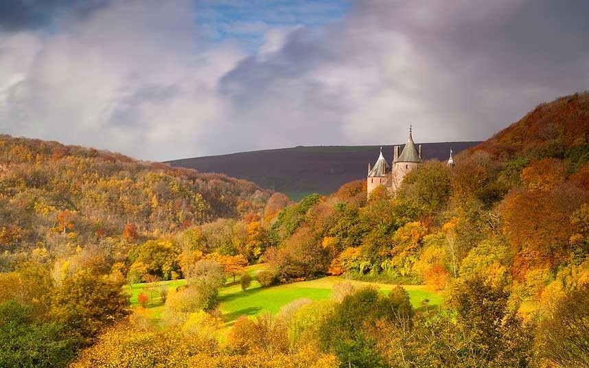 Lâu đài Castell Coch tại Cardiff, xứ Wales ngập trong sắc vàng