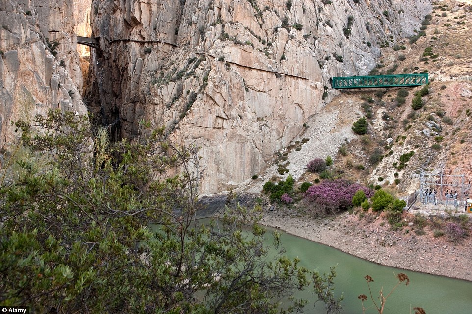 Cung đường nguy hiểm nhất thế giới mở cửa trở lại - 3 Phương Nam