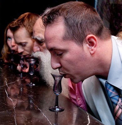 Những phong tục uống kỳ lạ nhất thế giới - 2 Kiểu uống head butt của người Hà Lan