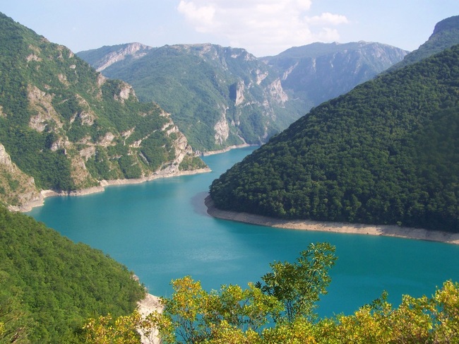 Hồ Piva tại Montenegro, quốc gia ít dân nhất ở Đông Âu, là hồ nước nhân tạo cao nhất thế giới