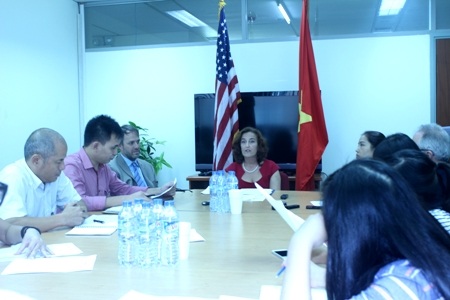 Bà Tiffany Murphy trao đổi với báo giới tại buổi họp sáng 16/9