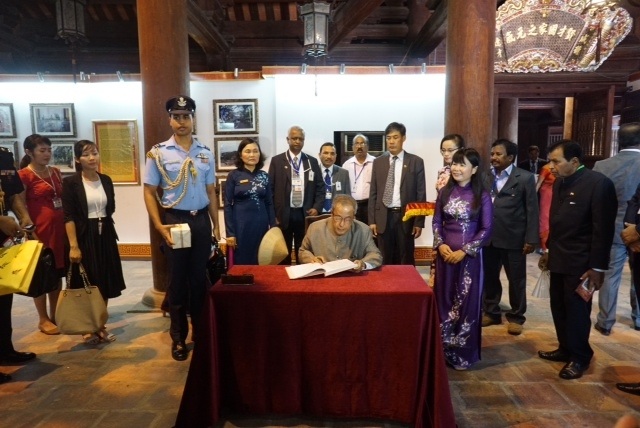 Tổng thống Ấn Độ ký cuốn sổ lưu niệm tại Văn Miếu-Quốc Tử Giám (Ảnh Hữu Nghị)