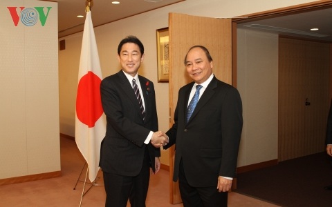 Ngoại trưởng Nhật Bản Kishida (trái) tiến Phó Thủ tướng Nguyễn Xuân Phúc