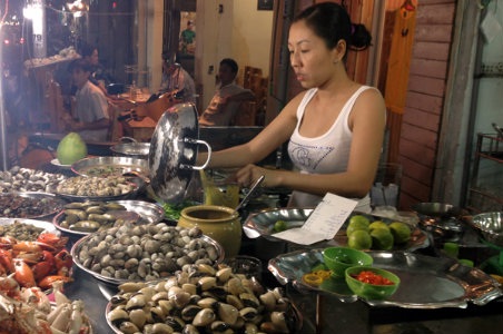 Báo Tây mách du khách: Muốn ăn ngon, đừng bỏ lỡ Sài thành - 2 Một quầy hải sản khá đa dạng tại TP. Hồ Chí Minh (Ảnh Fodors)