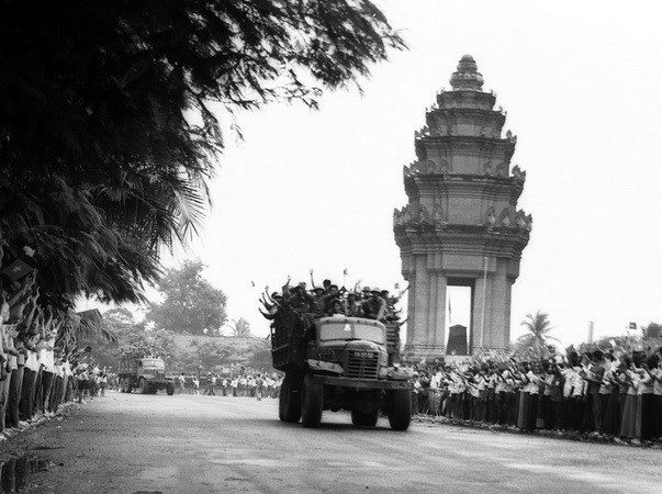 "Quân tình nguyện Việt Nam giúp hồi sinh dân tộc Campuchia" - 1 Nhân dân thủ đô Phnom Penh tiễn đưa quân tình nguyện Việt Nam về nước. (Nguồn: TTXVN)
