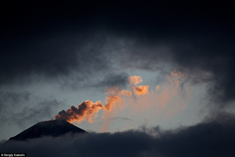 Núi lửa Klyuchevskoy tại Nga phun lên những cột khói vàng rực trong ánh mặt trời ban mai
