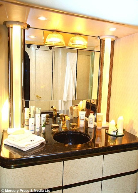 Khu vực treo quần áo và phòng tắm