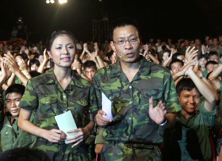 “Nụ hôn đặc biệt” với một chiến sĩ của MC Hoàng Linh - 7 Nụ
hôn đặc biệt và những tình bạn quý giá