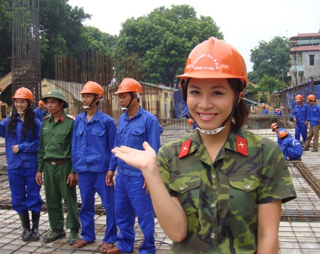 “Nụ hôn đặc biệt” với một chiến sĩ của MC Hoàng Linh - 9 Hoàng Linh và một chiến sĩ đặc công