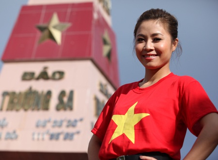 “Nụ hôn đặc biệt” với một chiến sĩ của MC Hoàng Linh - 5 Đứng ở Trường Sa thấy yêu tổ quốc hơn bao giờ hết