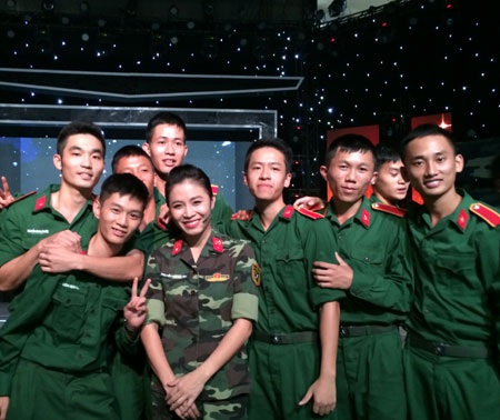 “Nụ hôn đặc biệt” với một chiến sĩ của MC Hoàng Linh - 8 Hoàng Linh cảm thấy như đã trở thành đồng đội của những người lính trẻ