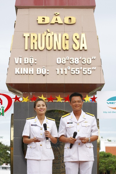 “Nụ hôn đặc biệt” với một chiến sĩ của MC Hoàng Linh - 3 MC Hoàng Linh đã có 2 lần đến với Trường Sa