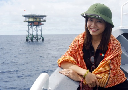 “Nụ hôn đặc biệt” với một chiến sĩ của MC Hoàng Linh - 4 Hoàng Linh trước nhà giàn của các chiến sĩ Trường Sa