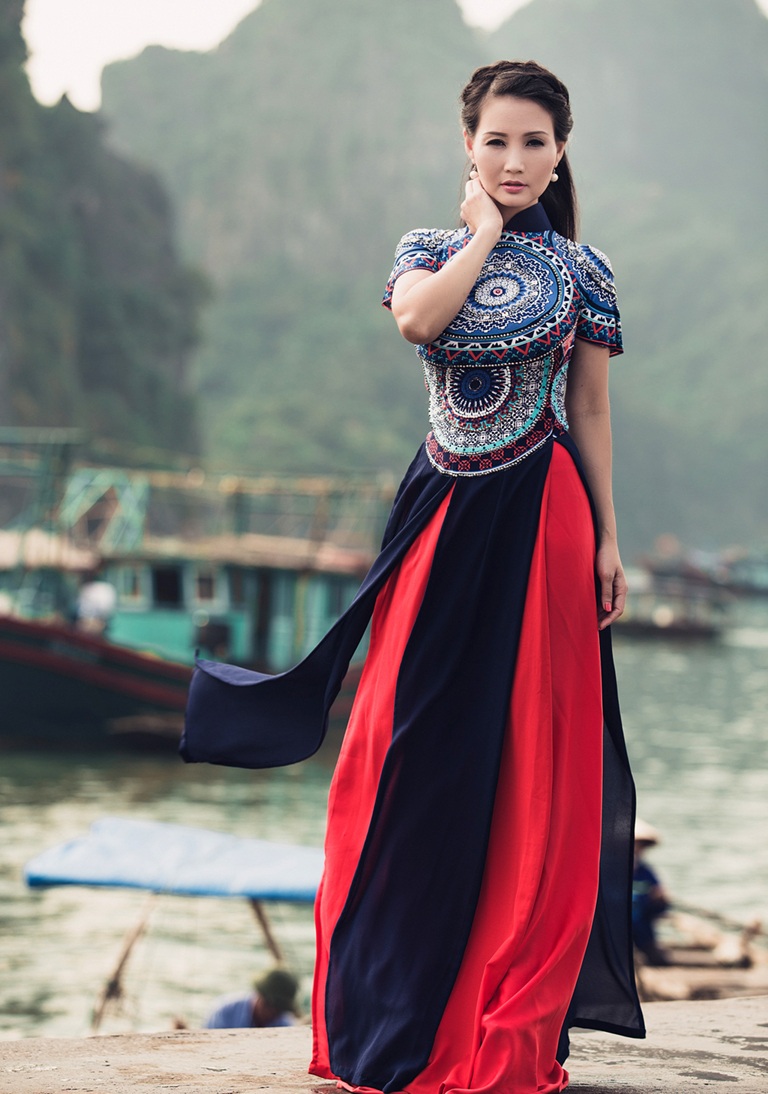 Hoa hậu quý bà châu Á diện áo dài giữa Hạ Long nên thơ - 1 Hào Hoa
