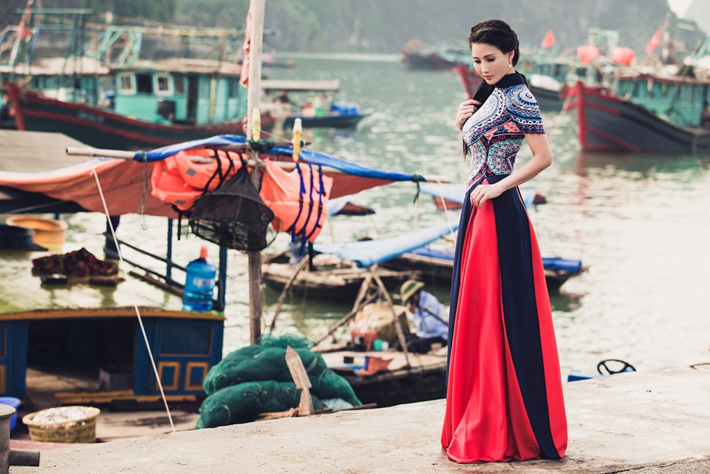 Hoa hậu quý bà châu Á diện áo dài giữa Hạ Long nên thơ - 3 Hào Hoa