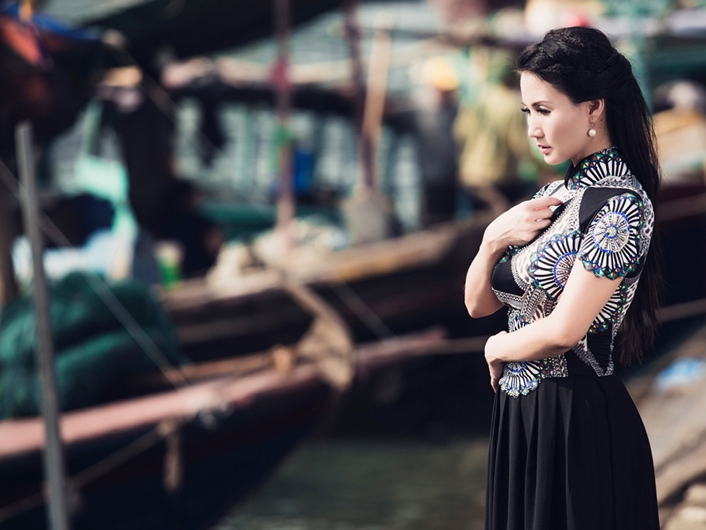 Hoa hậu quý bà châu Á diện áo dài giữa Hạ Long nên thơ - 8 Hào Hoa