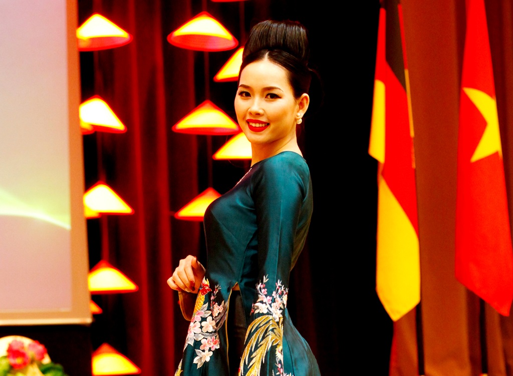 Những hình ảnh trong đêm diễn của NTK Lan Hương