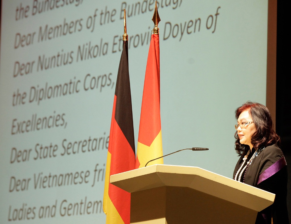 Bà đại sứ đặc mệnh toàn quyền- Tiến sĩ Nguyễn thị Hoàng Anh