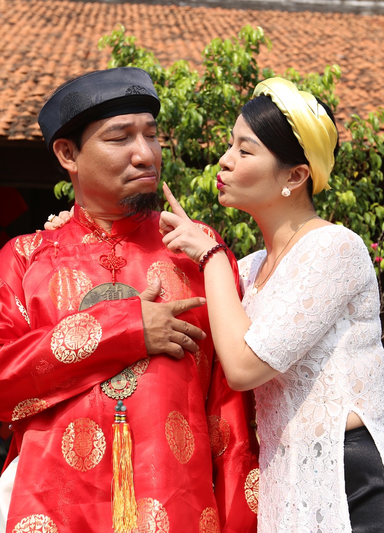 “Vợ chồng” Quang Thắng- Kim Oanh vất vả chuyện con cái - 5 Là quan thét ra lửa ở ngoài nhưng về nhà, quan Bợm lại rất sợ vợ