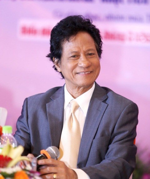 Đã quá 70, Chế Linh
vẫn còn tha thiết yêu sân khấu