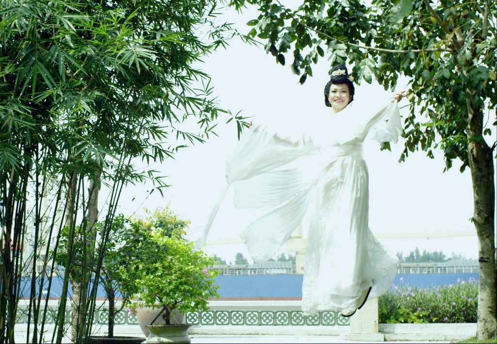 Ca sỹ Phương Thanh hóa thân thành… Hằng Nga tiên nữ tuổi 40 - 5 Hào Hoa